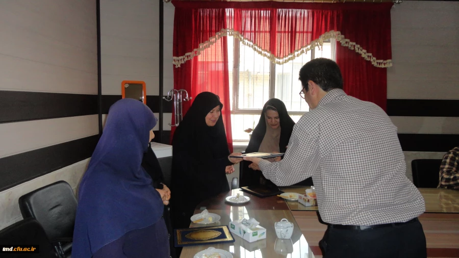 تجلیل از کارکنان خواهر دانشکده دانشور