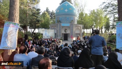 عصر یک روز بهاری در کنار آرامگاه شیخ فرید الدین عطار نیشابوری انجام شد : 
مراسم شعرخوانی و موسیقی محلی