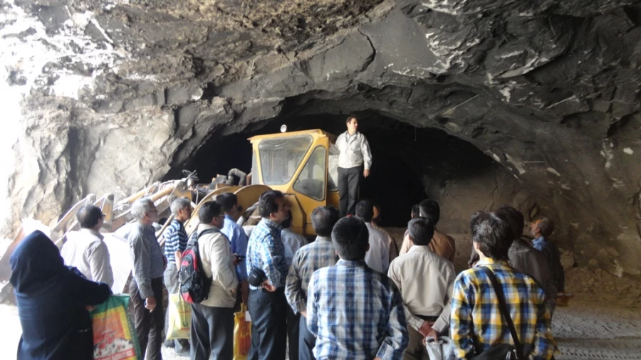 بازدید دانشجویان کارشناسی علوم تجربی و آموزش ابتدائی از معادن فیروزه و نمک و گچ 2