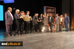 بر بال کتاب با سیمرغ