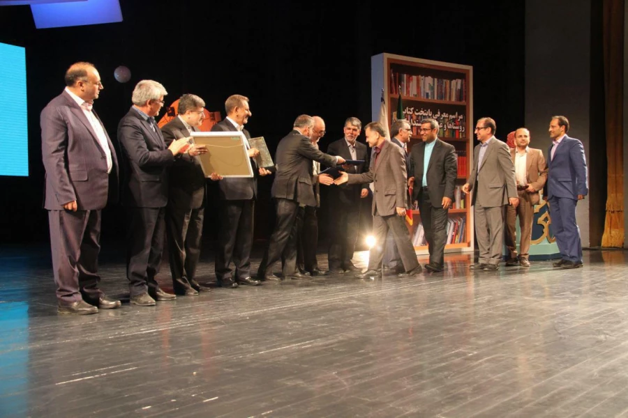 بر بال کتاب با سیمرغ