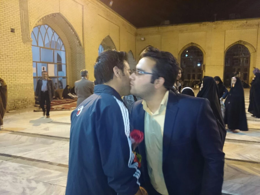 اهدای گل به دانشجویان معتکف در مسجد جامع نیشابور