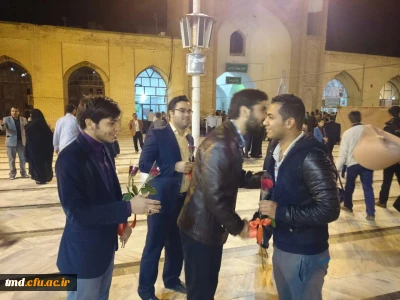 با پایان یافتن مراسم معنوی اعتکاف انجام شد : 
استقبال از دانشجویان معتکف با شاخه گل