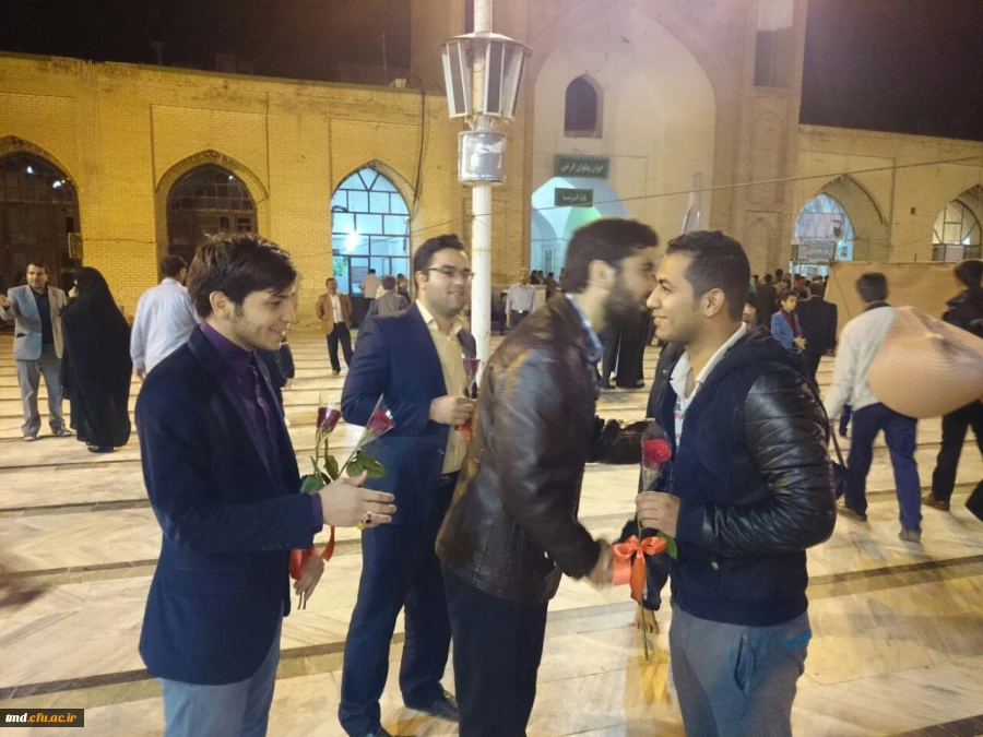 اهدای گل به دانشجویان معتکف در مسجد جامع نیشابور