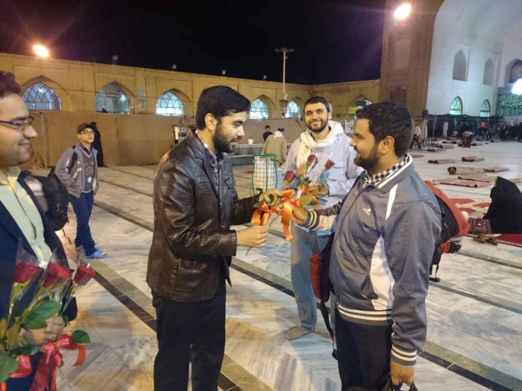 اهدای گل به دانشجویان معتکف در مسجد جامع نیشابور