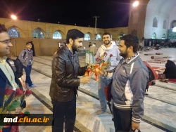 اهدای گل به دانشجویان معتکف در مسجد جامع نیشابور