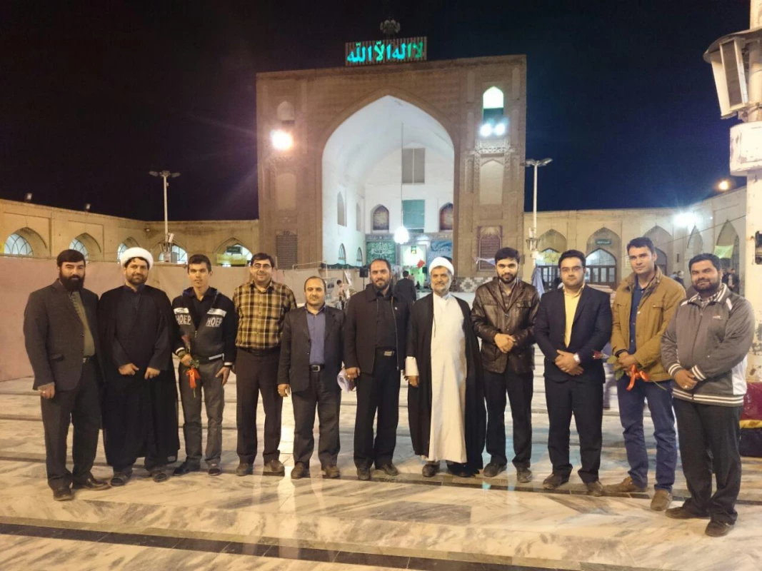 اهدای گل به دانشجویان معتکف در مسجد جامع نیشابور