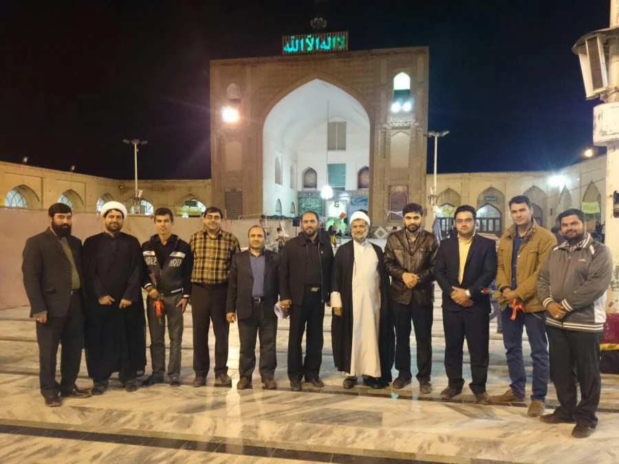 اهدای گل به دانشجویان معتکف در مسجد جامع نیشابور