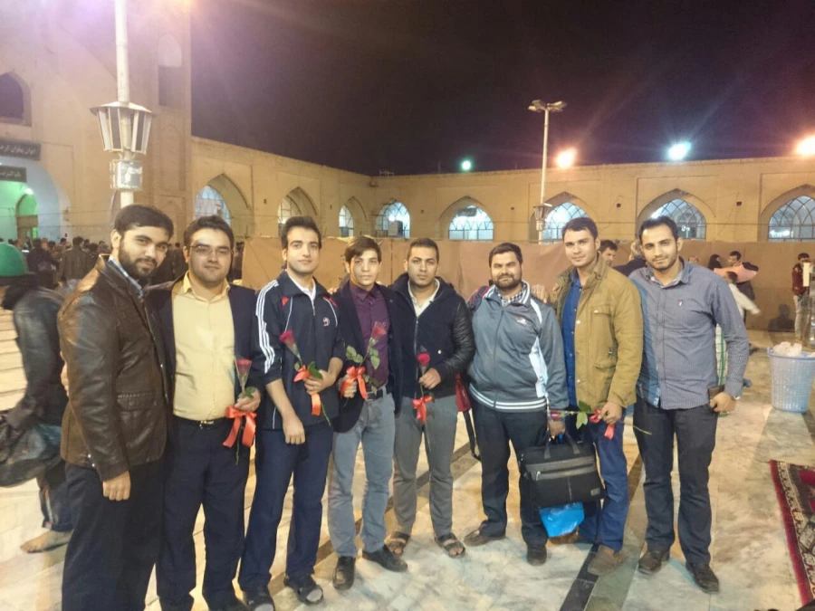 اهدای گل به دانشجویان معتکف در مسجد جامع نیشابور