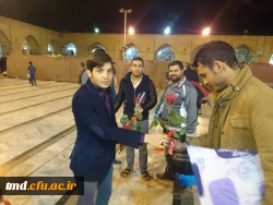 اهدای گل به دانشجویان معتکف در مسجد جامع نیشابور