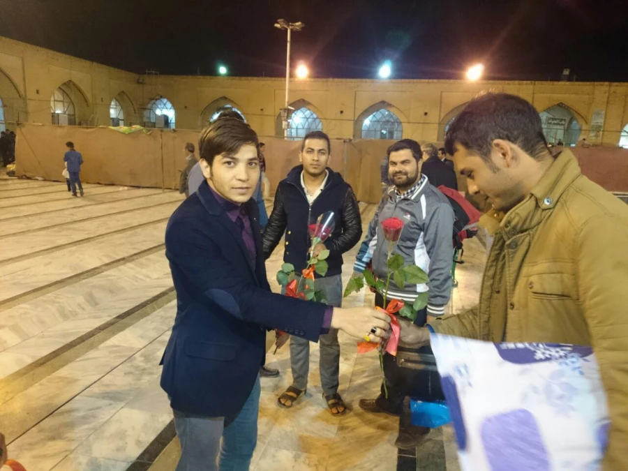 اهدای گل به دانشجویان معتکف در مسجد جامع نیشابور