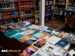 اهدای کتاب به کتابخانه مرکز دانشور