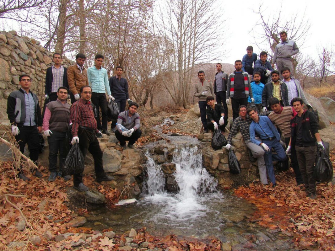 حضور دانشجویان فعال مرکز دانشور در پاکسازی محیط زیست با شعار :
سهم  من از زمین پاک  2