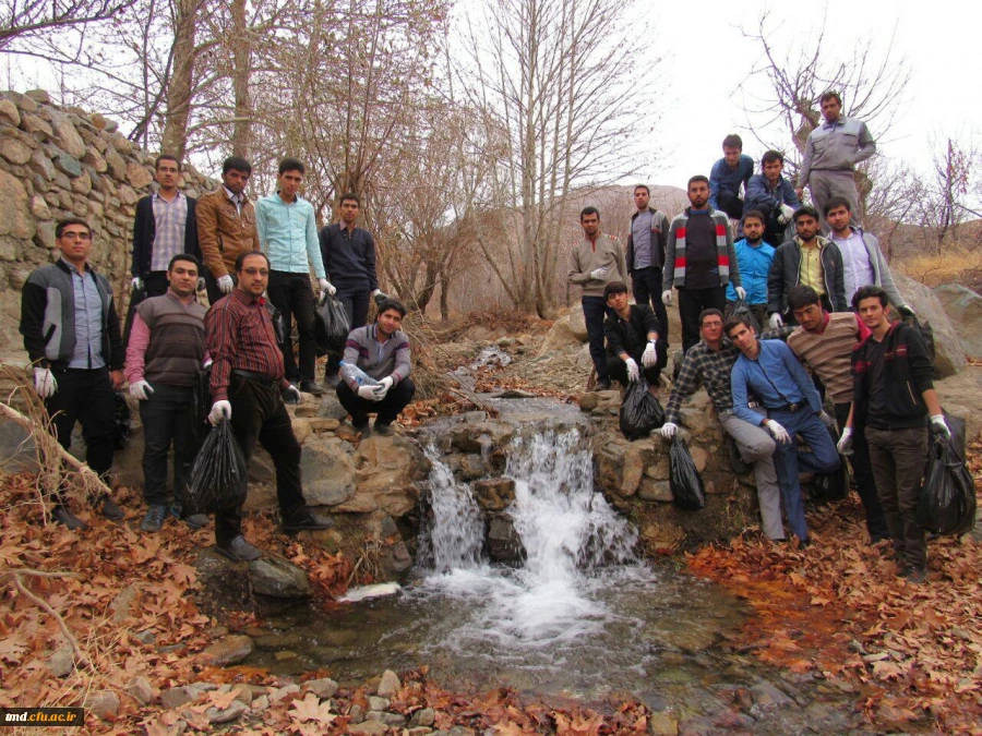حضور دانشجویان فعال مرکز دانشور در پاکسازی محیط زیست با شعار :
سهم  من از زمین پاک  2