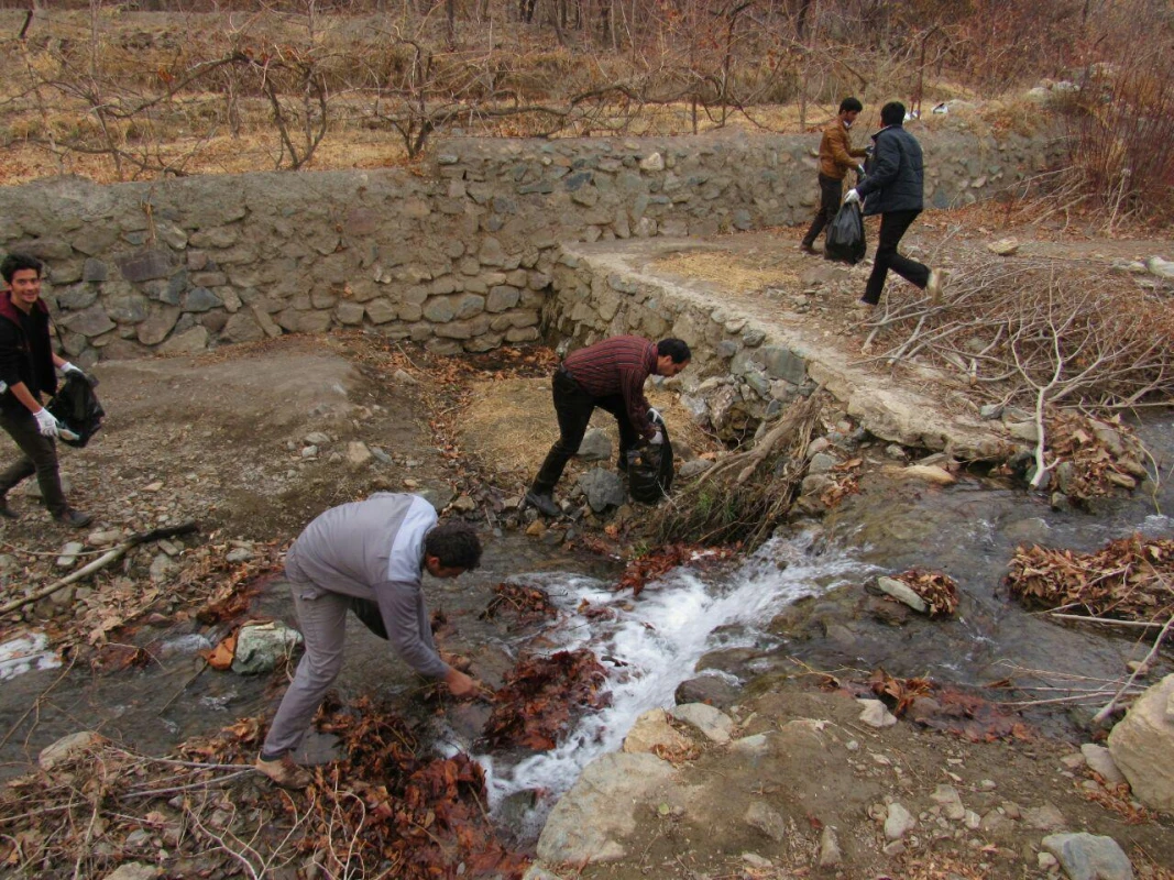 حضور دانشجویان فعال مرکز دانشور در پاکسازی محیط زیست با شعار :
سهم  من از زمین پاک  4