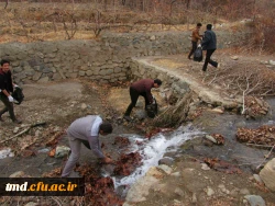 حضور دانشجویان فعال مرکز دانشور در پاکسازی محیط زیست با شعار :
سهم  من از زمین پاک  4