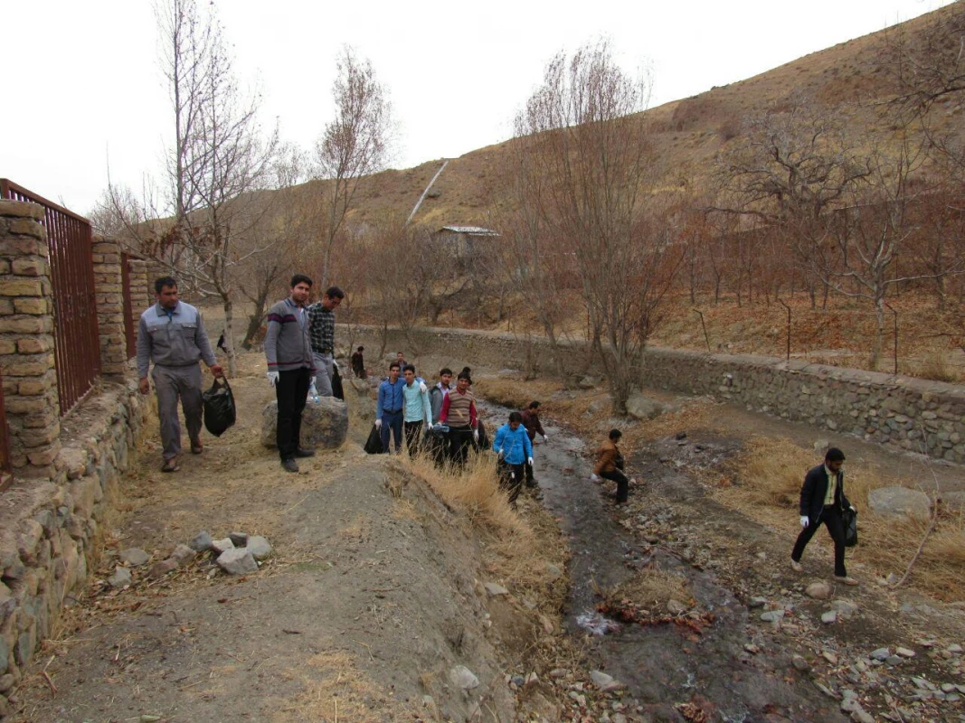 حضور دانشجویان فعال مرکز دانشور در پاکسازی محیط زیست با شعار :
سهم  من از زمین پاک  6