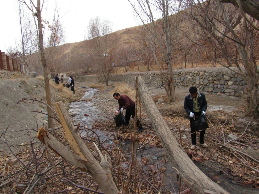 حضور دانشجویان فعال مرکز دانشور در پاکسازی محیط زیست با شعار :
سهم  من از زمین پاک  8