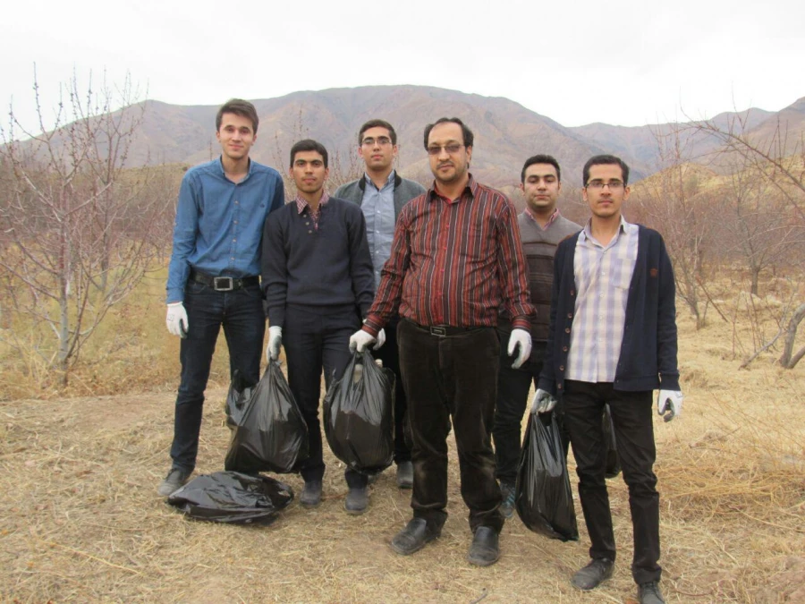 حضور دانشجویان فعال مرکز دانشور در پاکسازی محیط زیست با شعار :
سهم  من از زمین پاک  9