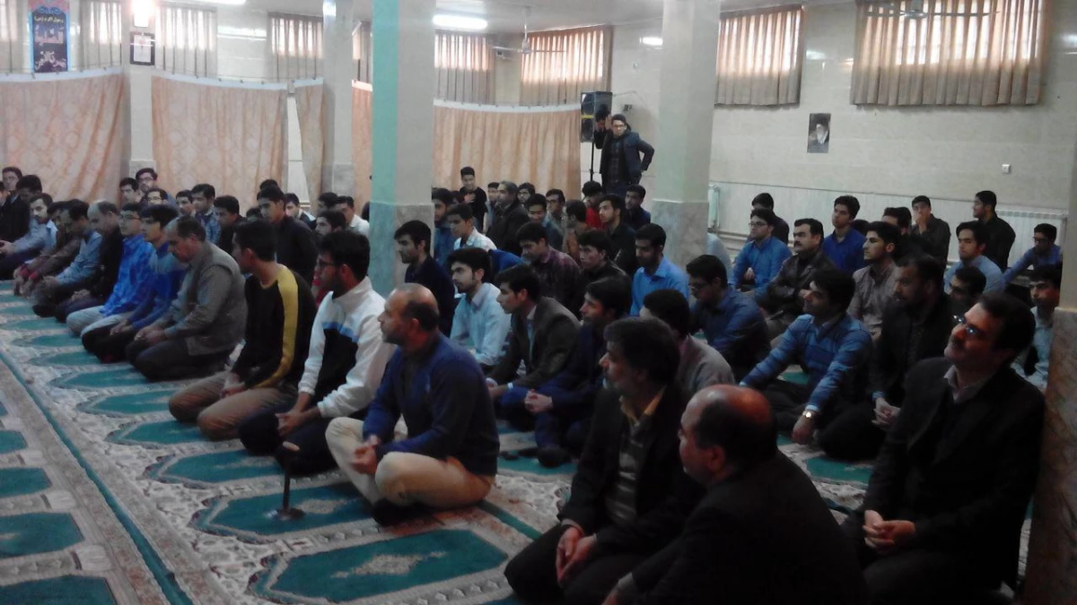 حضور دکتر مجتبوی در نماز جماعت دانشجویان مرکز دانشور