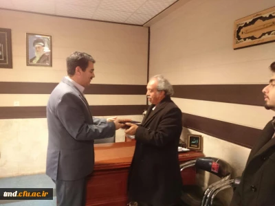 با همت انجمن ادبی دانشجویان مرکز دانشور انجام شد : 
تجلیل از استاد سراجی از اساتید پیشکسوت رشته ادبیات