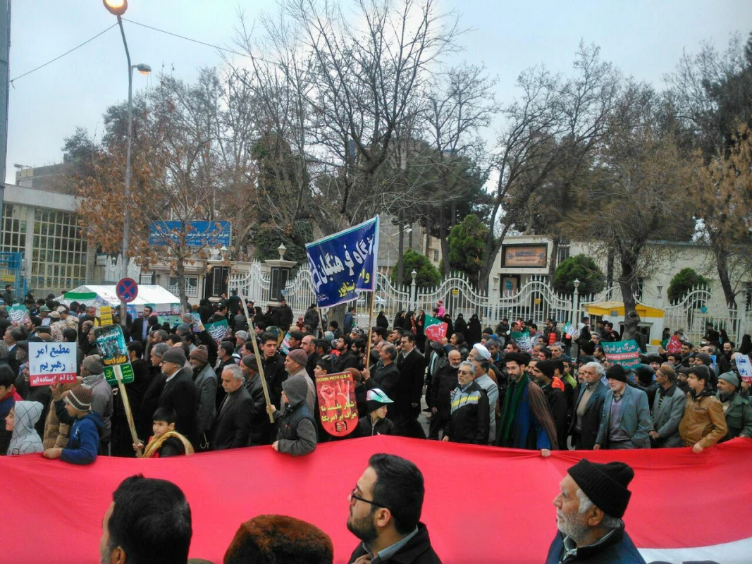 حضور کارکنان و اساتید و دانشجویان در راهپیمایی باشکوه 22 بهمن 95