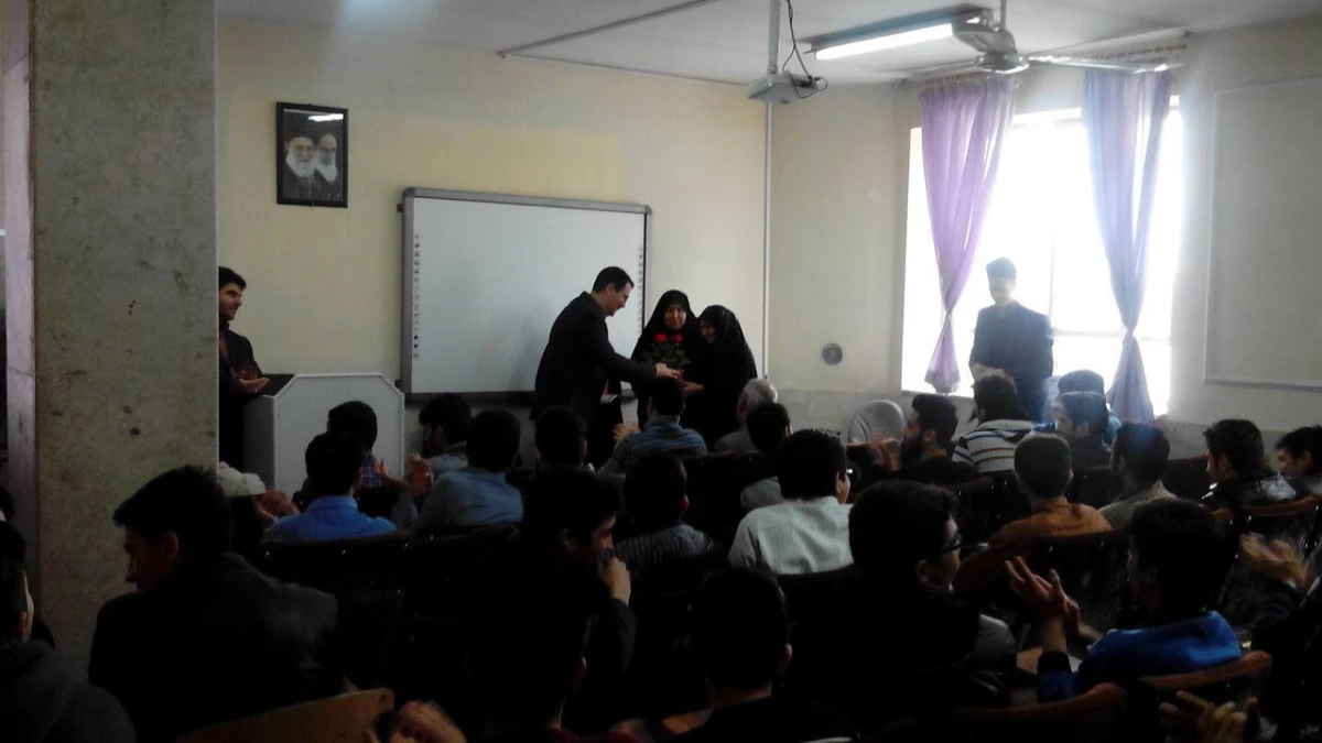 تجلیل دانشجویان از کارکنان زن در آستانه روز مادر