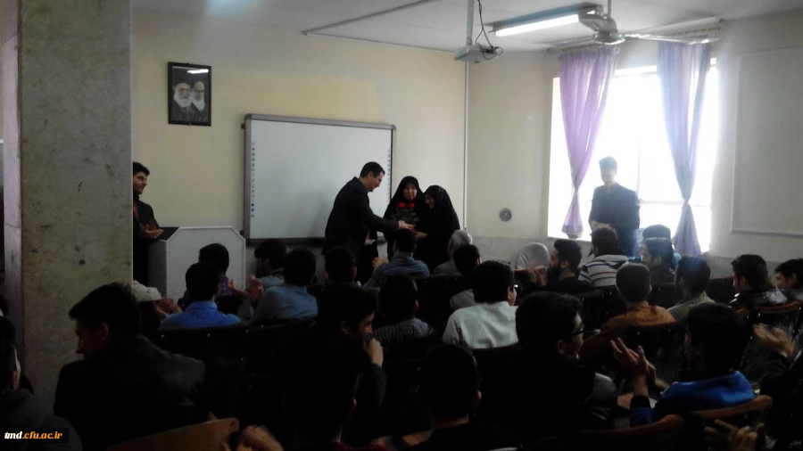 تجلیل دانشجویان از کارکنان زن در آستانه روز مادر