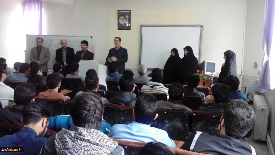 تجلیل دانشجویان از کارکنان زن در آستانه روز مادر