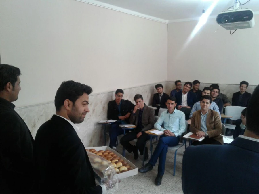 همزمان با 13 رجب و روز میلاد امیر المومنین ( ع) انجام شد : 
حضور دکتر رئوفیان در کلاسهای درس  جهت تبریک و توزیع شربت و شیرینی در بین دانشجویان  4