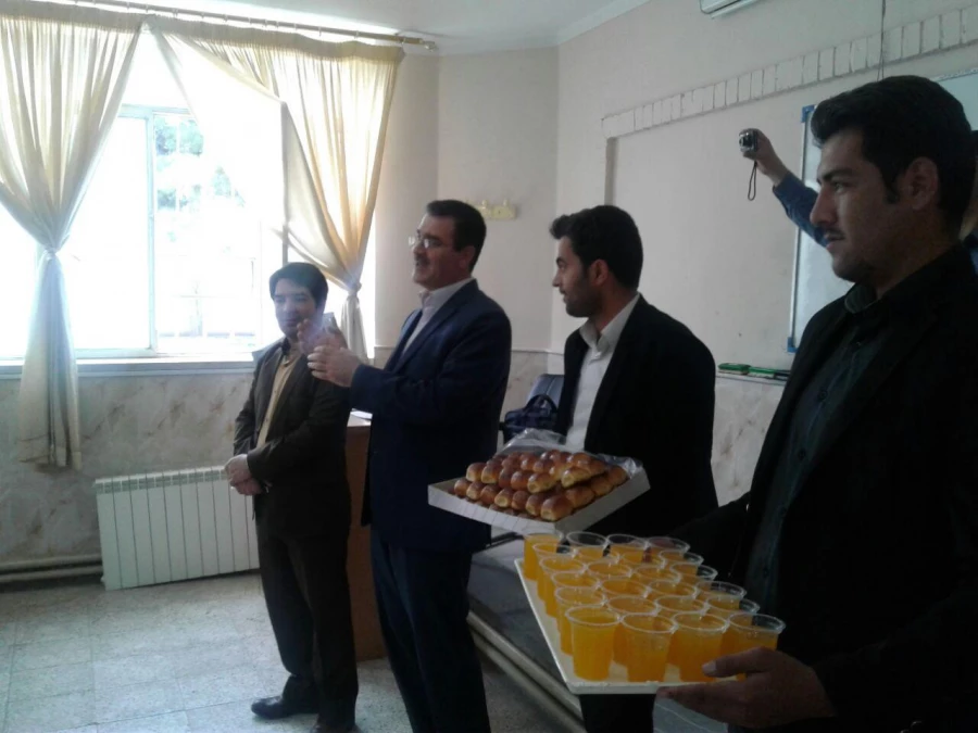 همزمان با 13 رجب و روز میلاد امیر المومنین ( ع) انجام شد : 
حضور دکتر رئوفیان در کلاسهای درس  جهت تبریک و توزیع شربت و شیرینی در بین دانشجویان  5