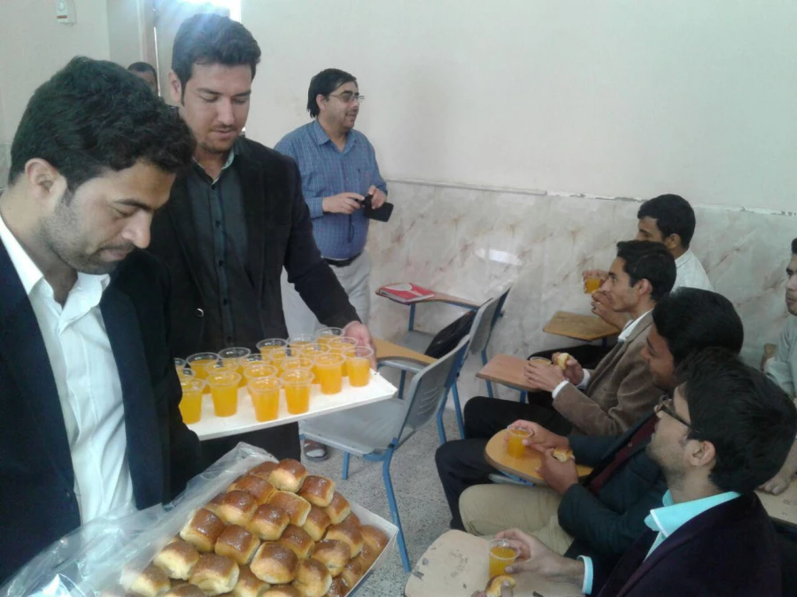 همزمان با 13 رجب و روز میلاد امیر المومنین ( ع) انجام شد : 
حضور دکتر رئوفیان در کلاسهای درس  جهت تبریک و توزیع شربت و شیرینی در بین دانشجویان  6