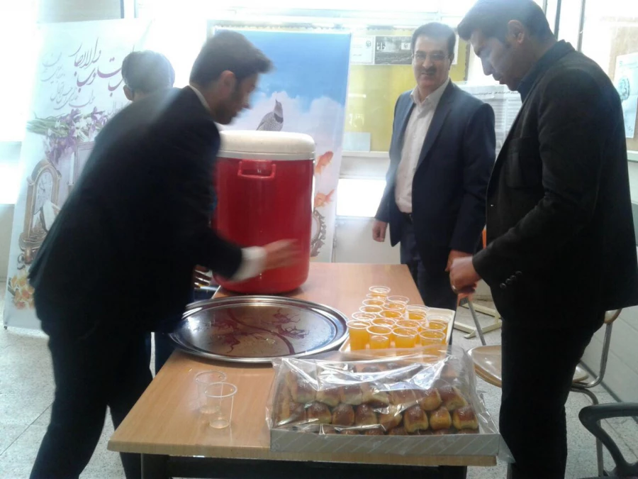 همزمان با 13 رجب و روز میلاد امیر المومنین ( ع) انجام شد : 
حضور دکتر رئوفیان در کلاسهای درس  جهت تبریک و توزیع شربت و شیرینی در بین دانشجویان  7