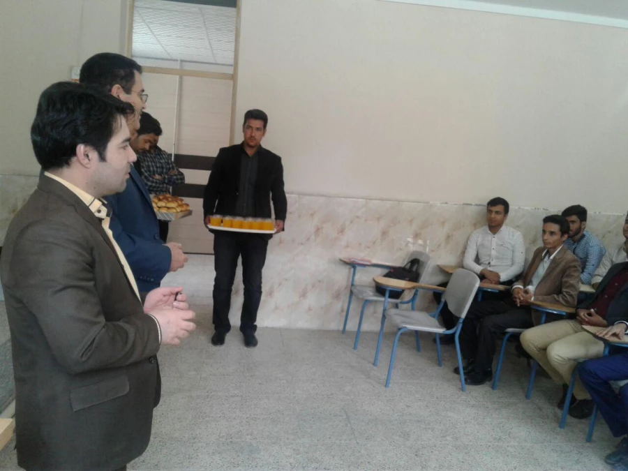 همزمان با 13 رجب و روز میلاد امیر المومنین ( ع) انجام شد : 
حضور دکتر رئوفیان در کلاسهای درس  جهت تبریک و توزیع شربت و شیرینی در بین دانشجویان  8