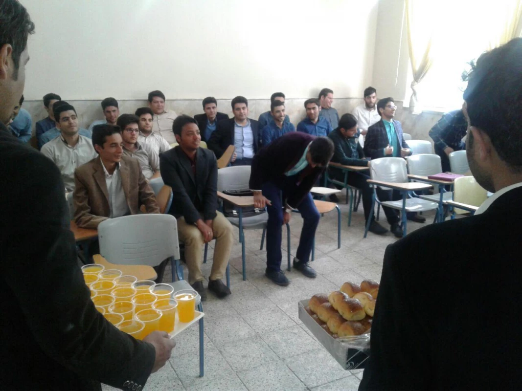 همزمان با 13 رجب و روز میلاد امیر المومنین ( ع) انجام شد : 
حضور دکتر رئوفیان در کلاسهای درس  جهت تبریک و توزیع شربت و شیرینی در بین دانشجویان  9