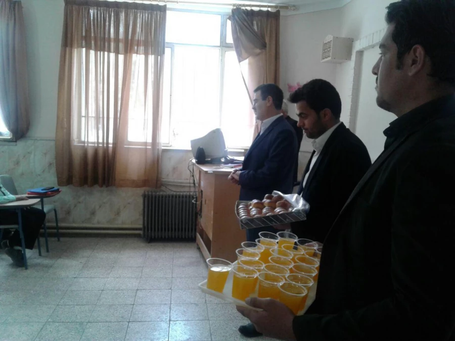 همزمان با 13 رجب و روز میلاد امیر المومنین ( ع) انجام شد : 
حضور دکتر رئوفیان در کلاسهای درس  جهت تبریک و توزیع شربت و شیرینی در بین دانشجویان  10