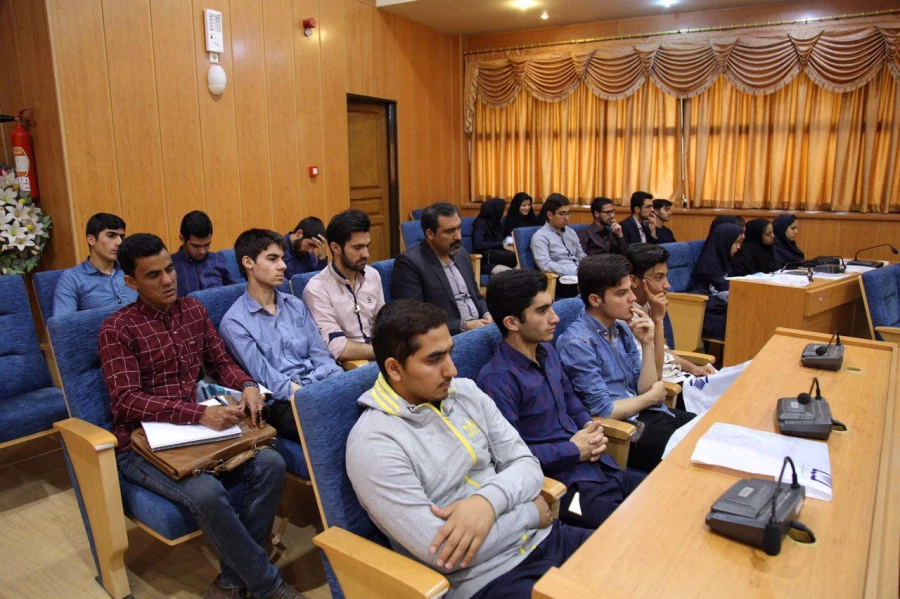 همزمان با روز جهانی خیام برگزار شد : 
حضور دانشجویان مرکزدانشور در همایش ریاضیدان شاعر  5