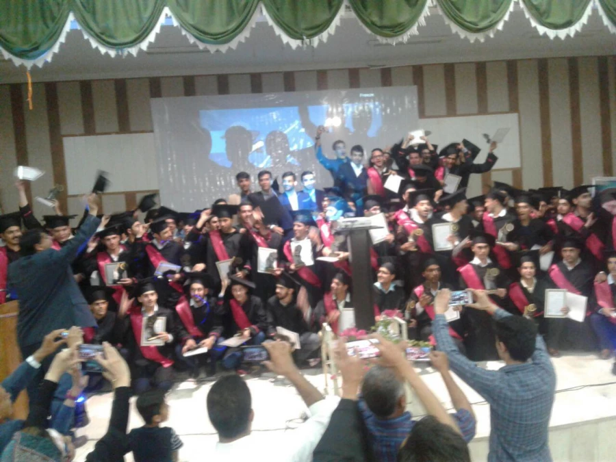 با حضور مدیران استانی دانشگاه فرهنگیان و مسئولین شهرستان و خانواده های دانشجویان برگزار شد : 
دومین آئین جشن دانش آموختگی دانشجویان ورودی 92 واحد دانشور نیشابور 7