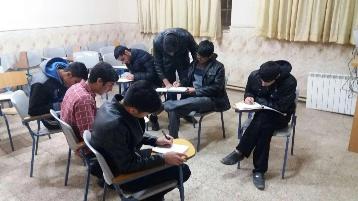 با همت دانشجوی هنرمند آقای رضا علیمرادی و با استقبال دانشجویان علاقمند برگزار شد : 
برگزاری کلاسهای آموزش خط تحریری 
 2