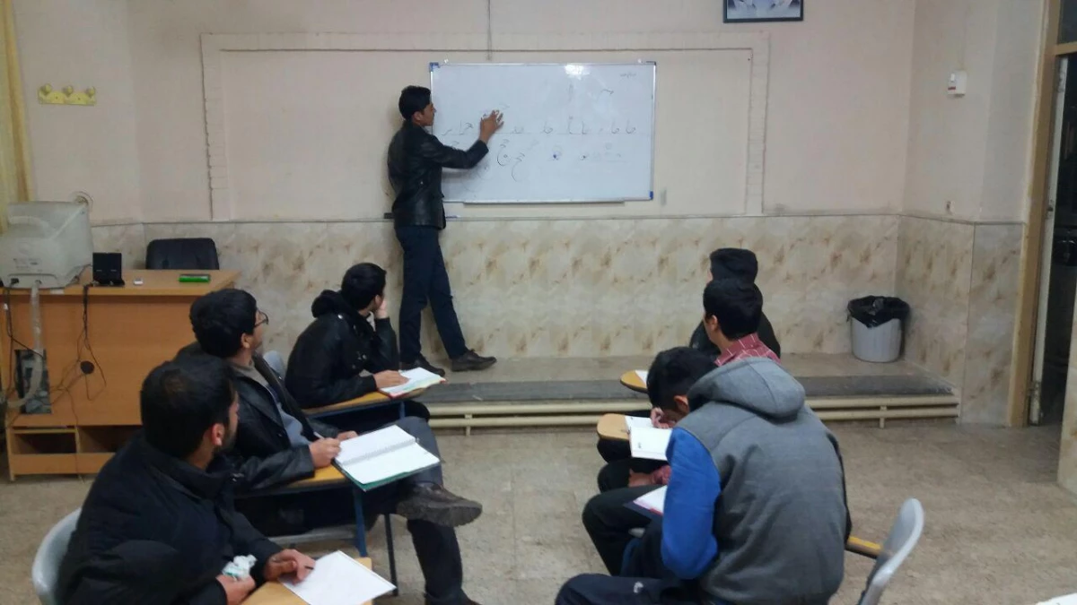 با همت دانشجوی هنرمند آقای رضا علیمرادی و با استقبال دانشجویان علاقمند برگزار شد : 
برگزاری کلاسهای آموزش خط تحریری 
 3