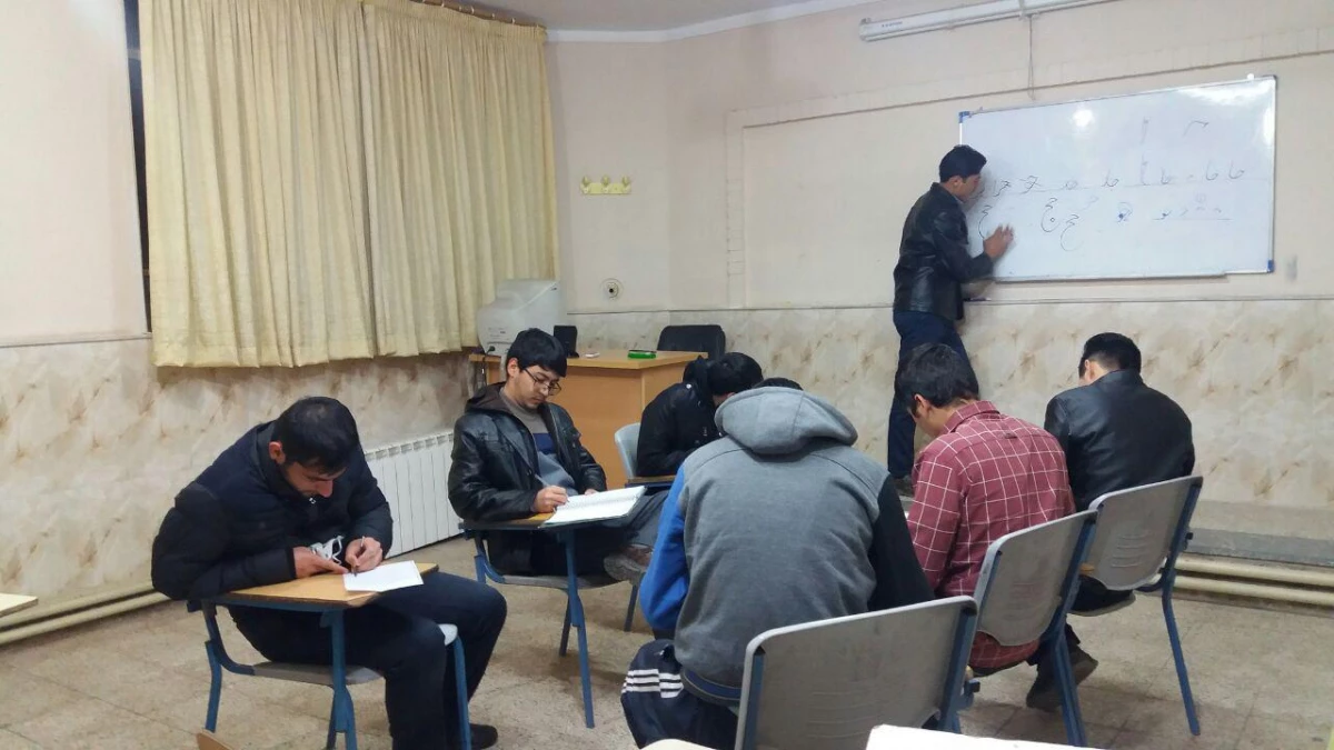 با همت دانشجوی هنرمند آقای رضا علیمرادی و با استقبال دانشجویان علاقمند برگزار شد : 
برگزاری کلاسهای آموزش خط تحریری 
 4