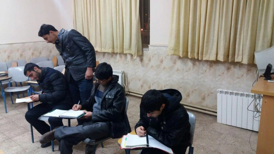 با همت دانشجوی هنرمند آقای رضا علیمرادی و با استقبال دانشجویان علاقمند برگزار شد : 
برگزاری کلاسهای آموزش خط تحریری 
 6