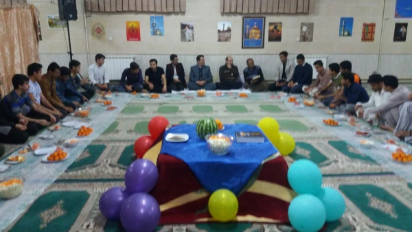 با حضور دانشجویان و کارکنان واحد دانشور انجام شد : 
آئین دورهمی و حافظ خوانی در شب یلدا در سرای دانشجویی 2