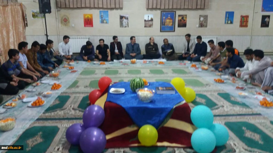 با حضور دانشجویان و کارکنان واحد دانشور انجام شد : 
آئین دورهمی و حافظ خوانی در شب یلدا در سرای دانشجویی 2