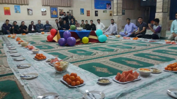 با حضور دانشجویان و کارکنان واحد دانشور انجام شد : 
آئین دورهمی و حافظ خوانی در شب یلدا در سرای دانشجویی 3