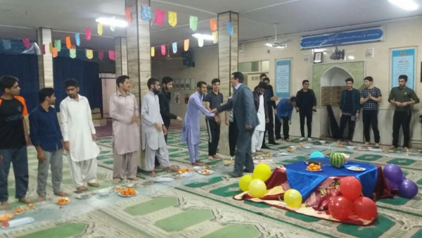 با حضور دانشجویان و کارکنان واحد دانشور انجام شد : 
آئین دورهمی و حافظ خوانی در شب یلدا در سرای دانشجویی 4