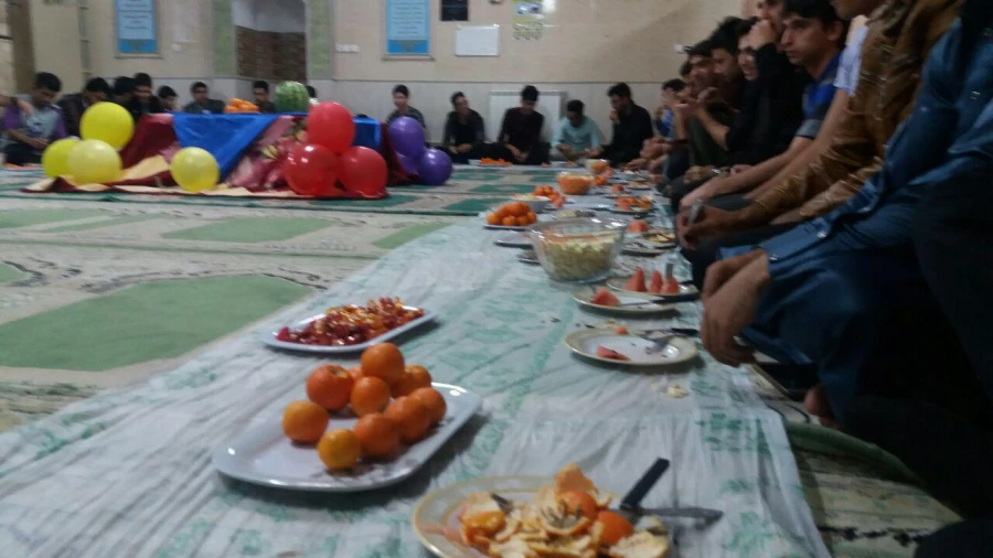 با حضور دانشجویان و کارکنان واحد دانشور انجام شد : 
آئین دورهمی و حافظ خوانی در شب یلدا در سرای دانشجویی 5