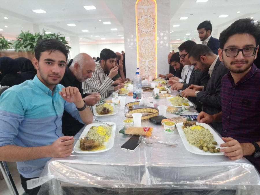 همزمان با ایام اعیاد شعبانیه و در روز جوان و در استانه  نیمه شعبان انجام شد : 
حضور دانشجویان واحد دانشور نیشابور در حرم رضوی و میهمانی بر سفره کرامت حضرت  2