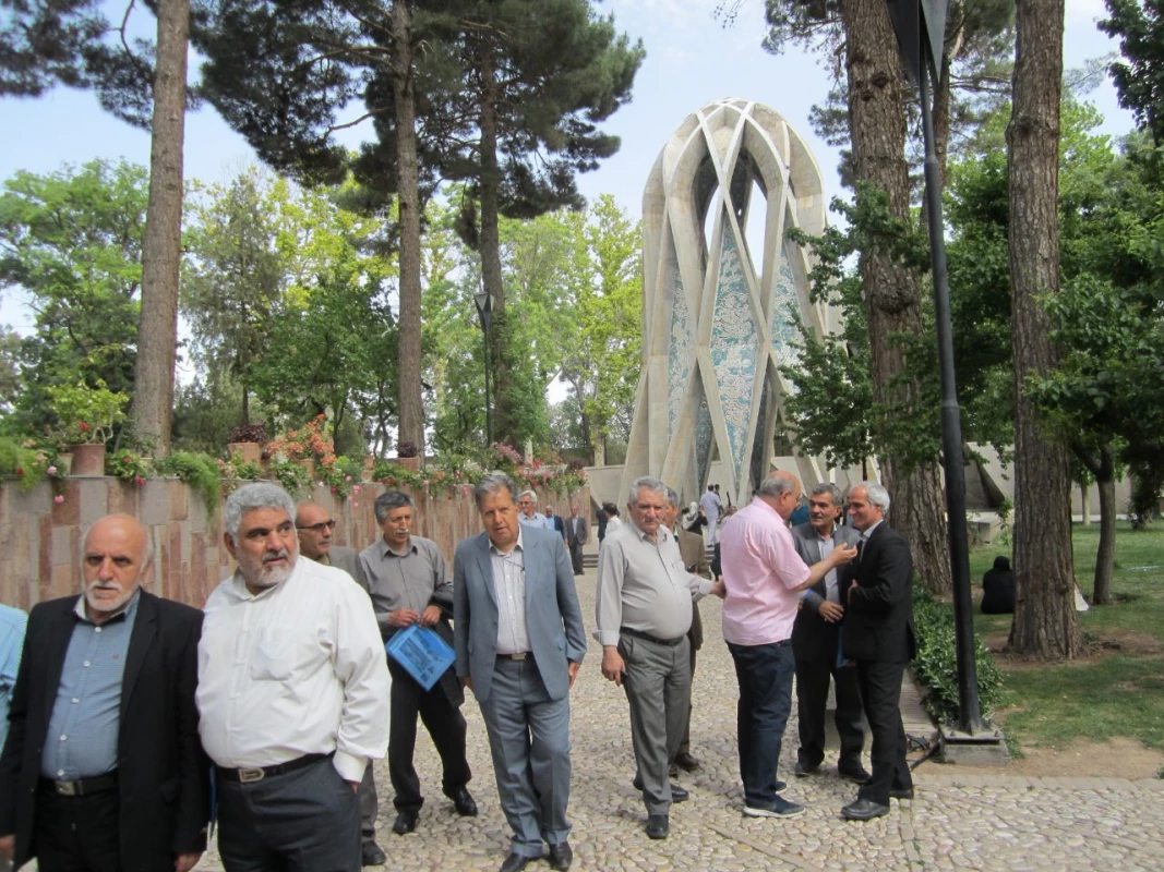 به میزبانی واحد دانشور انجام شد : 
گردهم آئی پیشکسوتان حوزه تعلیم و تربیت و فارغ التحصیلان سال 1354 دانشسرای معلمی 4