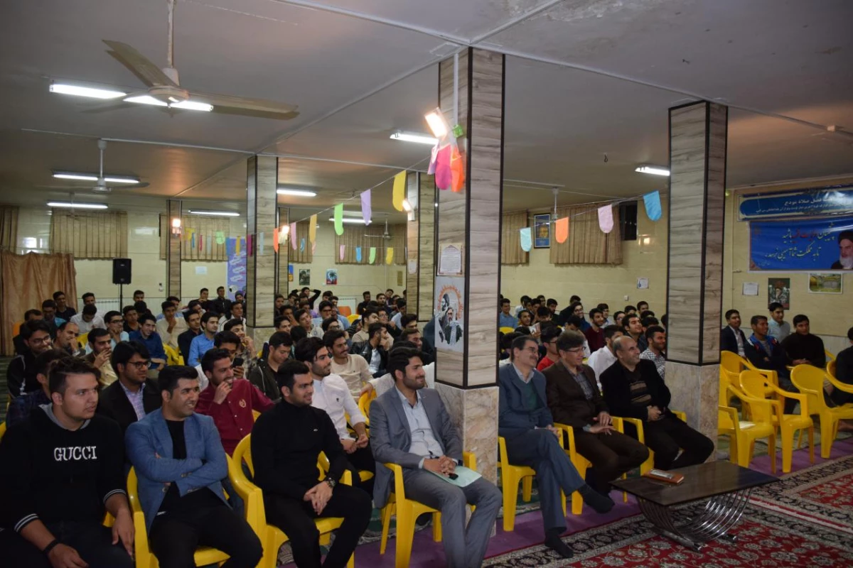 به همت اعضای شورای صنفی برگزار شد :
جشن باشکوه روز دانشجو و تجلیل از دانشجویان برتر 4